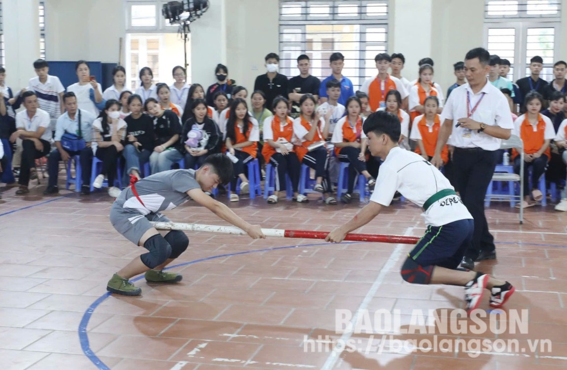 Các em học sinh tham gia thi đấu môn đẩy gậy tại hội thao ngành giáo dục tỉnh tổ chức