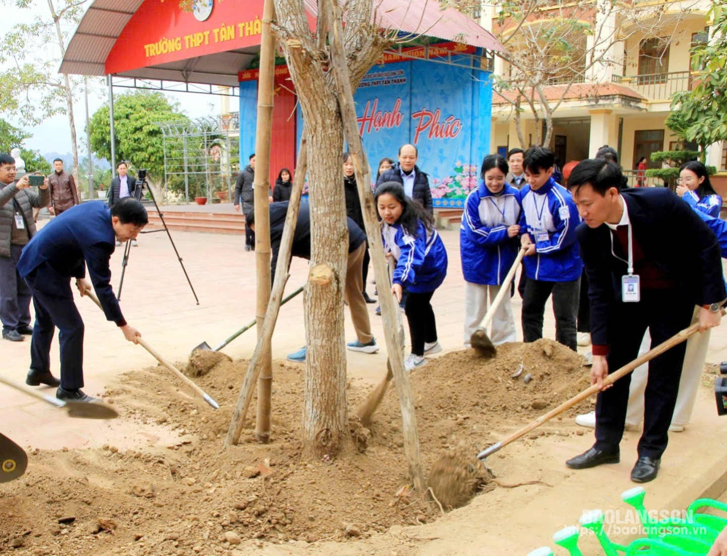 Thầy cô và học sinh Trường THPT Tân Thành, xã Tân Thành, huyện Hữu Lũng hưởng ứng Tết trồng cây Xuân Ất Tỵ năm 2025