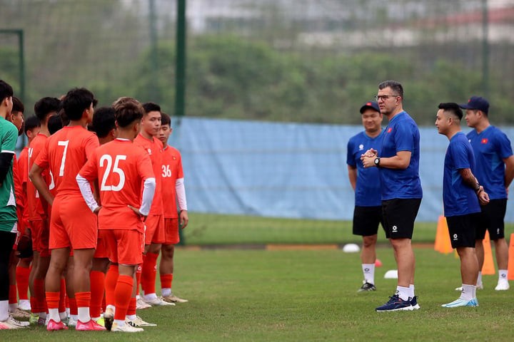 Trong buổi tập này, HLV Roland giành nhiều thời gian nói về triết lí bóng đá mà U17 Việt Nam hướng tới.