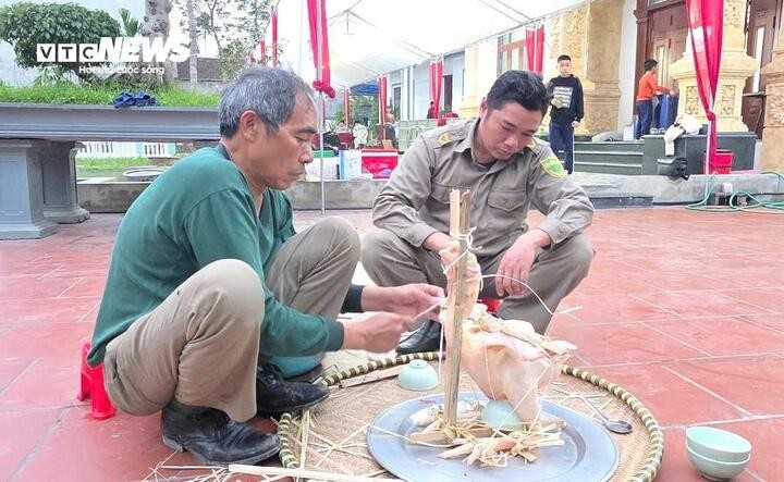 Người dân lấy thanh tre, lạt định hình gà trước khi mang đi luộc.