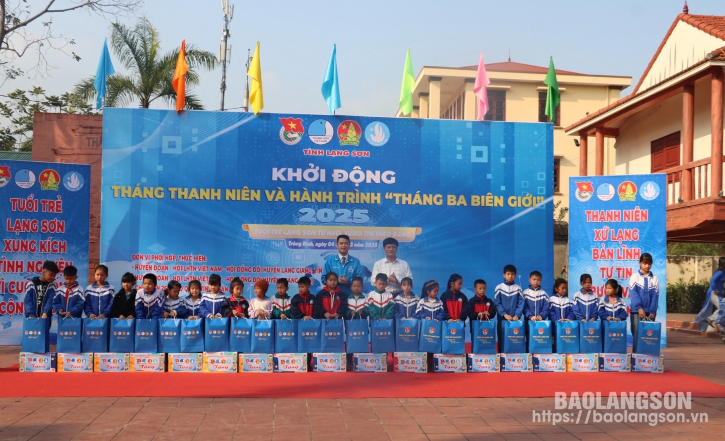 Lãnh đạo Tỉnh đoàn và lãnh đạo Huyện ủy Tràng Định trao quà cho các học sinh có hoàn cảnh khó khăn trên địa bàn huyện Tràng Định