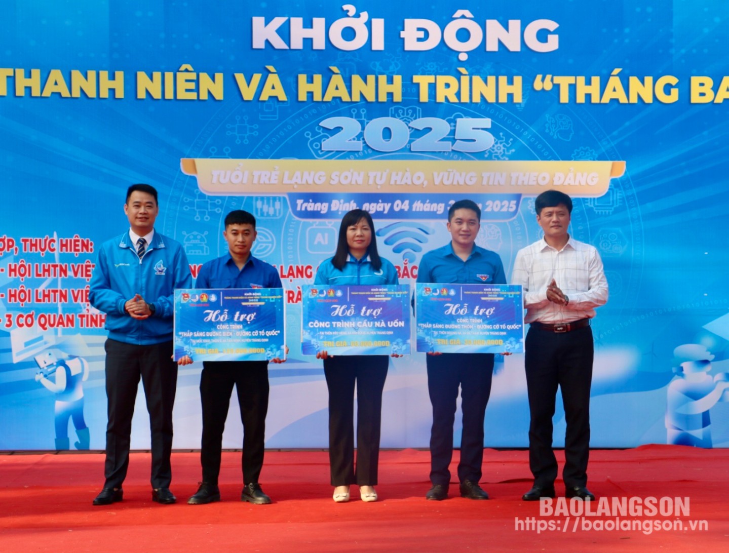 Lãnh đạo Tỉnh đoàn và lãnh đạo Huyện ủy Tràng Định trao biển tượng trưng kinh phí hỗ trợ xây dựng các công trình thanh niên cho đại diện các xã: Tân Minh, Kim Đồng, Đề Thám, huyện Tràng Định