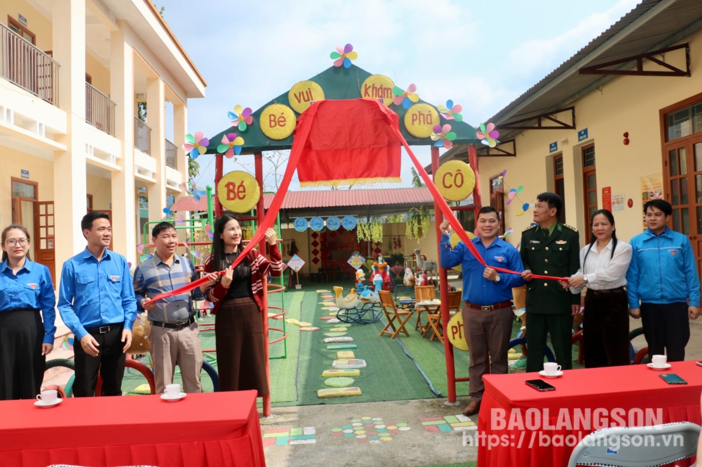 Các đại biểu kéo băng khánh thành sân chơi thiếu nhi tại Trường Mầm non An Khuyến, xã Quốc Khánh, huyện Tràng Định