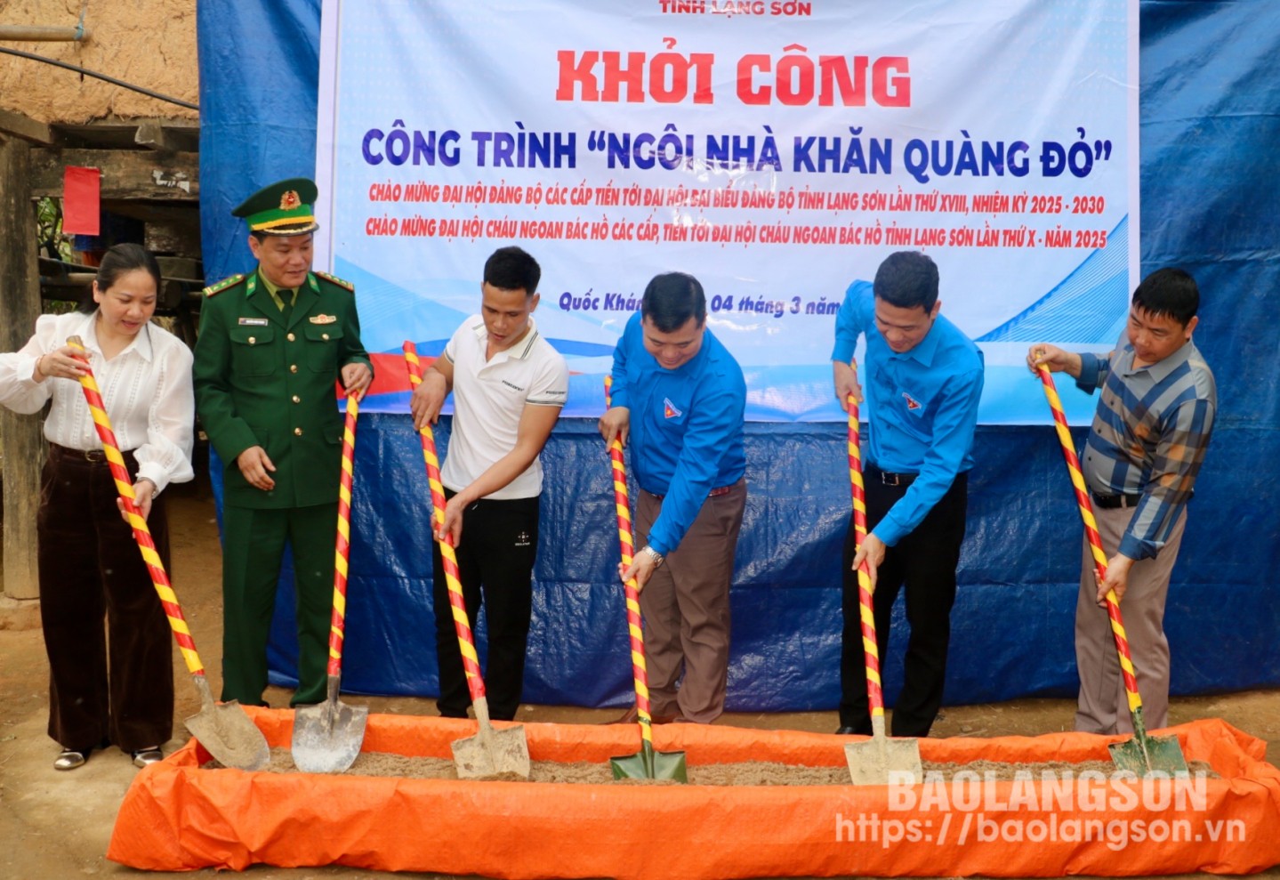 Các đại biểu tham gia khởi công xây dựng ngôi nhà khăn quàng đỏ tại thôn Lũng Xá, xã Quốc Khánh, huyện Tràng Định