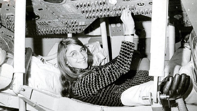 Margaret Hamilton trong Modul Chỉ huy tàu Apollo. (Ảnh: NASA)