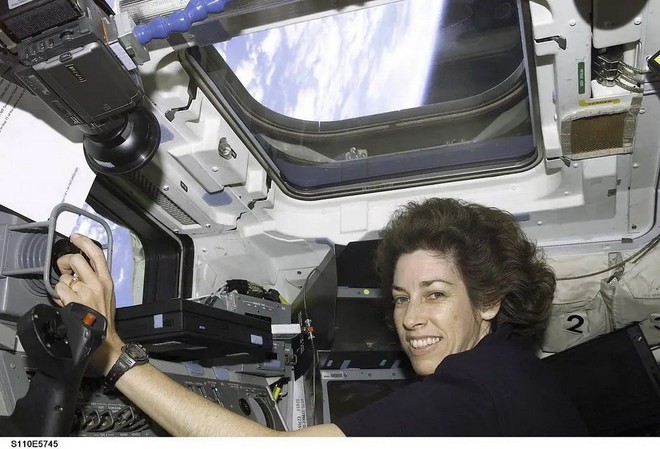 Tiến sỹ Ellen Ochoa trên buồng lái của tàu con thoi Atlantis. (Ảnh: NASA)