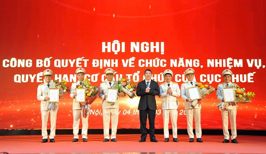 Thứ trưởng Bộ Tài chính Cao Anh Tuấn (giữa) và Cục trưởng Cục Thuế Mai Xuân Thành (thứ 3 từ phải sang) chúc mừng các đồng chí Phó cục trưởng Cục Thuế. Ảnh: Cục Thuế cung cấp 