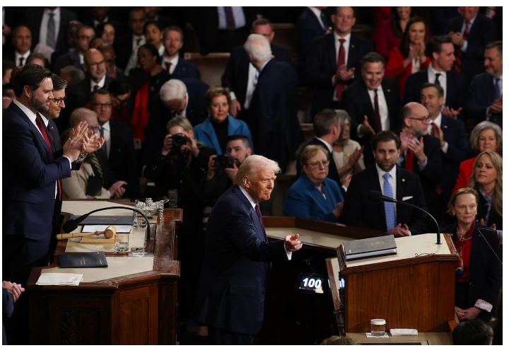 Tổng thống Donald Trump phát biểu tại phiên họp chung của Quốc hội tại điện Capitol, được cho là bài phát biểu dài nhất lịch sử.