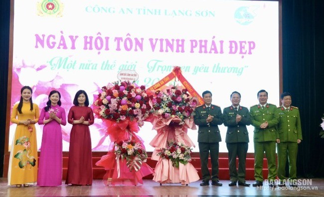 Lãnh đạo Công an tỉnh tặng hoa chúc mừng Ngày Quốc tế Phụ nữ cho Ban Phụ nữ Công an tỉnh