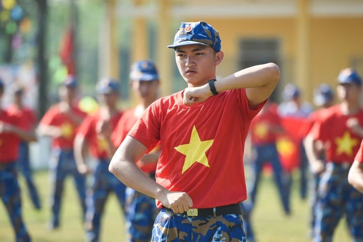 Chiến sĩ mới luyện tập các điệu vũ tập thể trong quân đội.