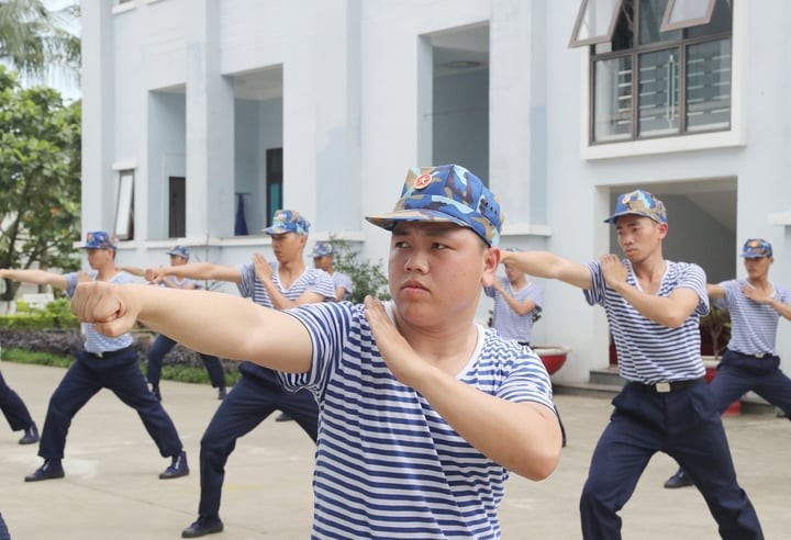 Chiến sĩ mới huấn luyện các bài võ thể dục.