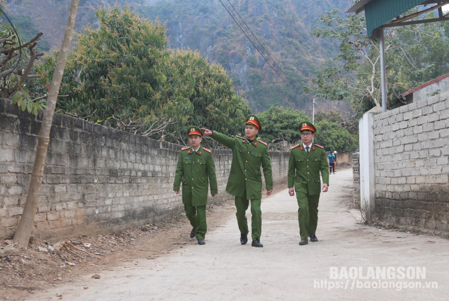 Công an thị trấn Chi Lăng, huyện Chi Lăng tuần tra đảm bảo an ninh trật tự trên địa bàn