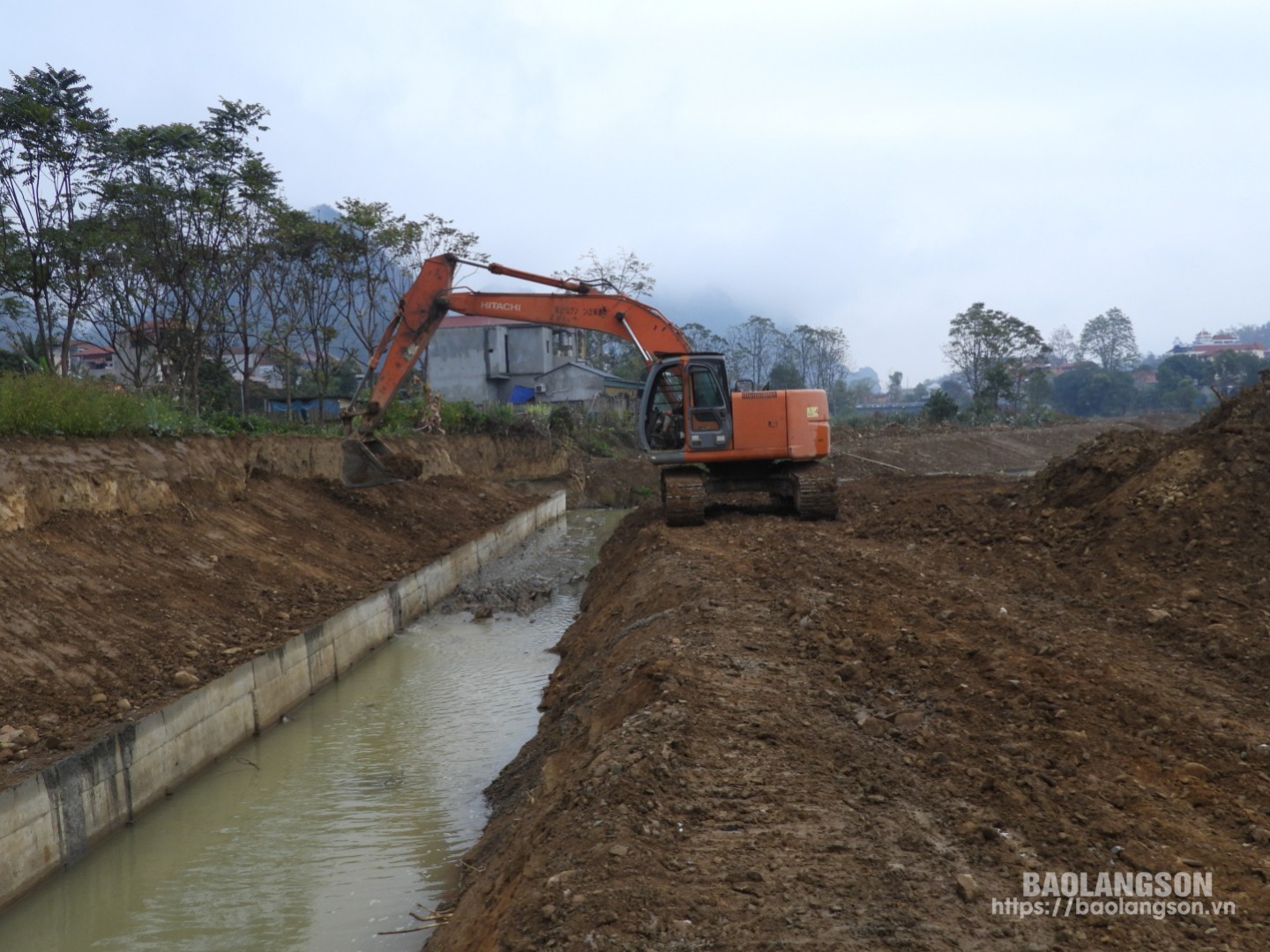 Nhà thầu thi công hoàn thiện hạng mục mái kè sông Thương, thị trấn Đồng Mỏ