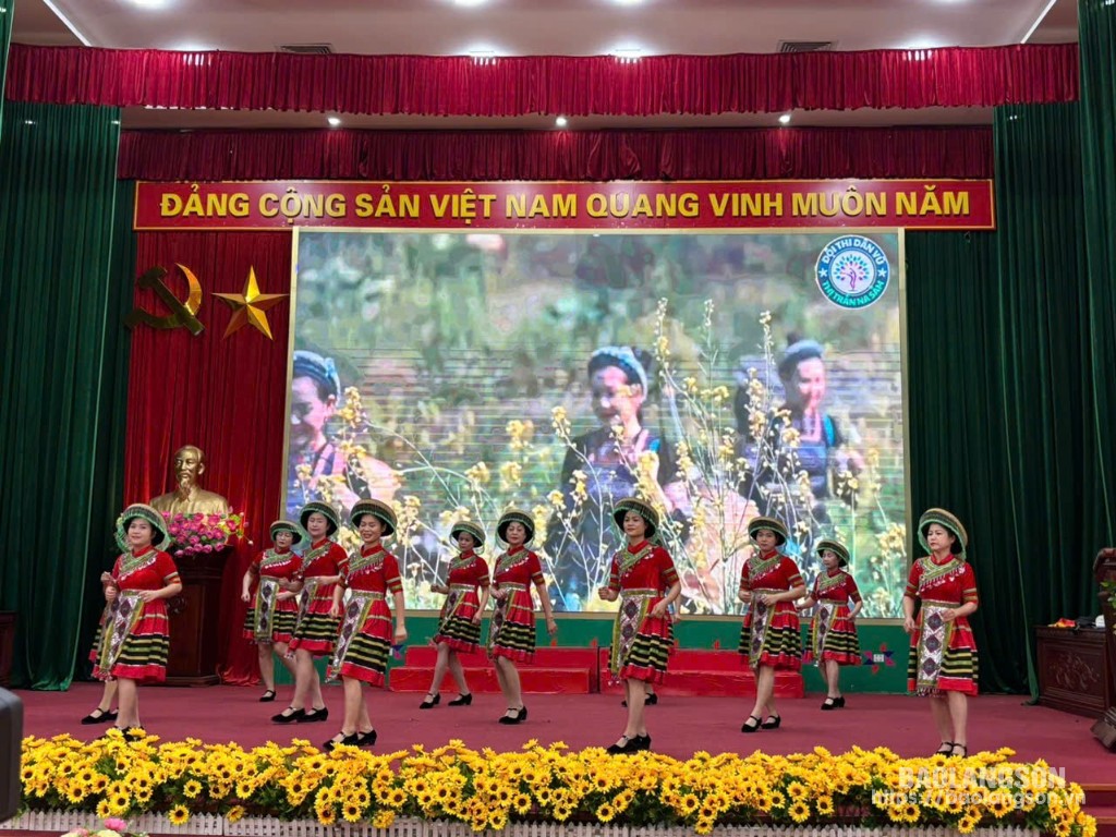 Tiết mục dân vũ thể thao của đội thi thị trấn Na Sầm