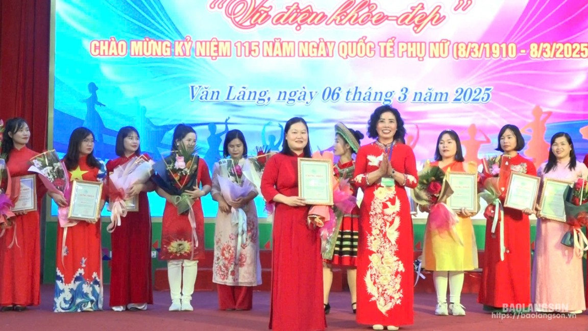 Lãnh đạo Hội LHPN huyện Văn Lãng trao giải nhất cho đội thi xã Tân Thanh