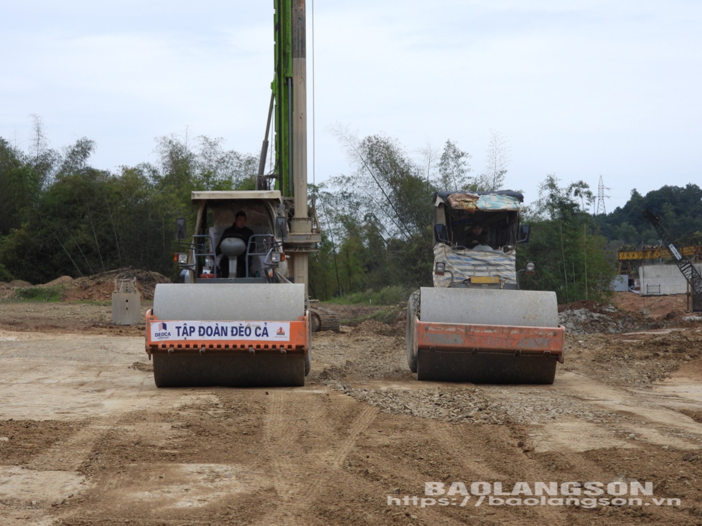 Phương tiện máy móc hoạt động sản xuất tại công trường dự án tuyến cao tốc Đồng Đăng (Lạng Sơn)-Trà Lĩnh (Cao Bằng)