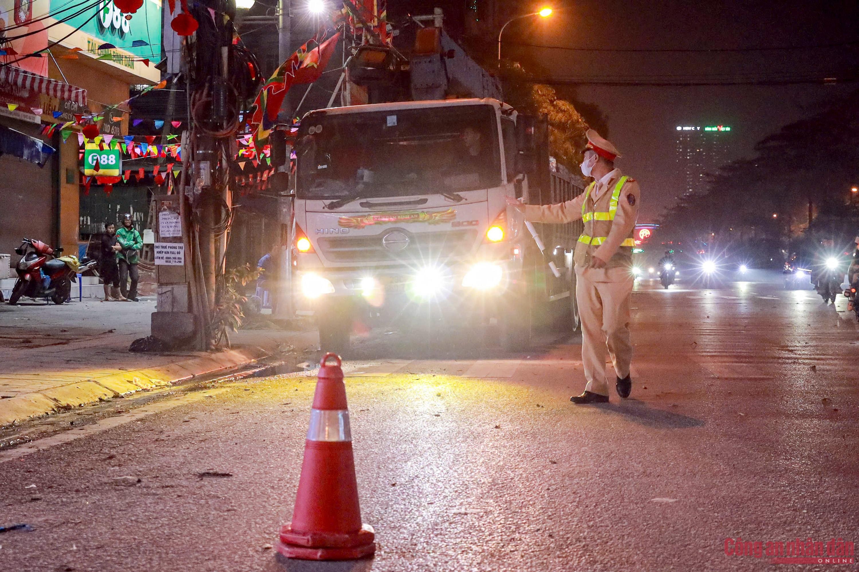 Tương tự, tài xế Quyết Đức T. (SN 1995, trú tại tỉnh Phú Thọ) lắp thêm 2 đèn led siêu sáng vào phía trước đầu ô tô. Người này trình bày, do ô tô thường xuyên đi vào công trình xây dựng ban đêm nên đường rất tối, anh T. phải lắp thêm đèn để nhìn đường.