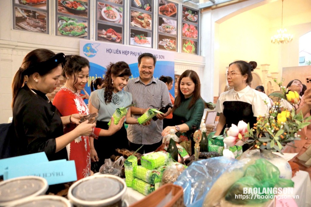 Hội viên phụ nữ huyện Tràng Định giới thiệu các sản phẩm tại Ngày hội khởi nghiệp cấp tỉnh