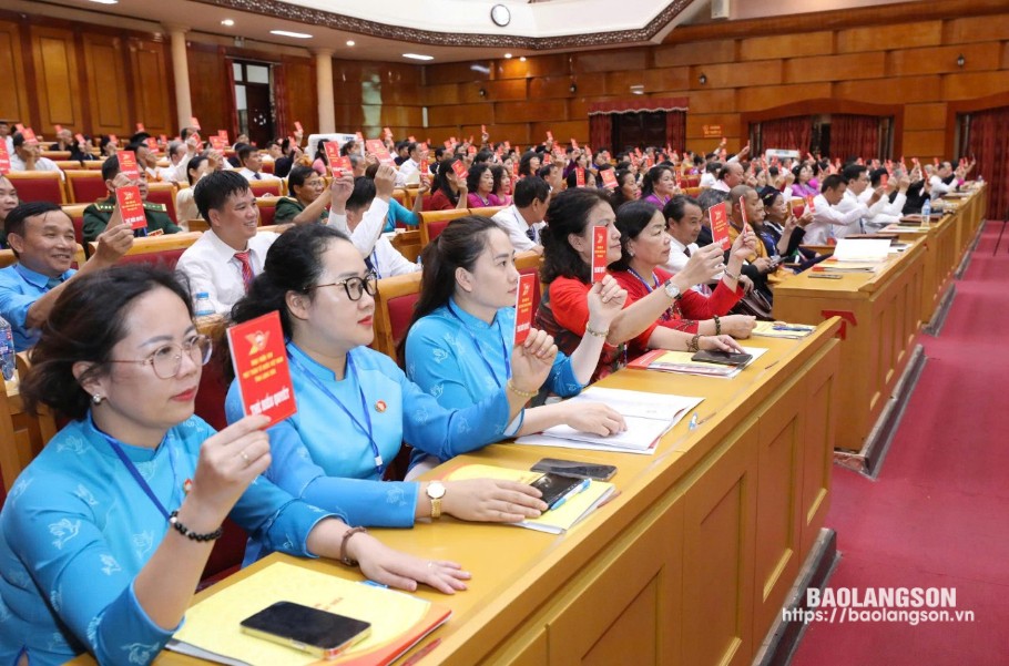 Cán bộ Hội LHPN tỉnh tham gia biểu quyết tại Đại hội đại biểu MTTQ Việt Nam tỉnh lần thứ XV, nhiệm kỳ 2024 - 2029