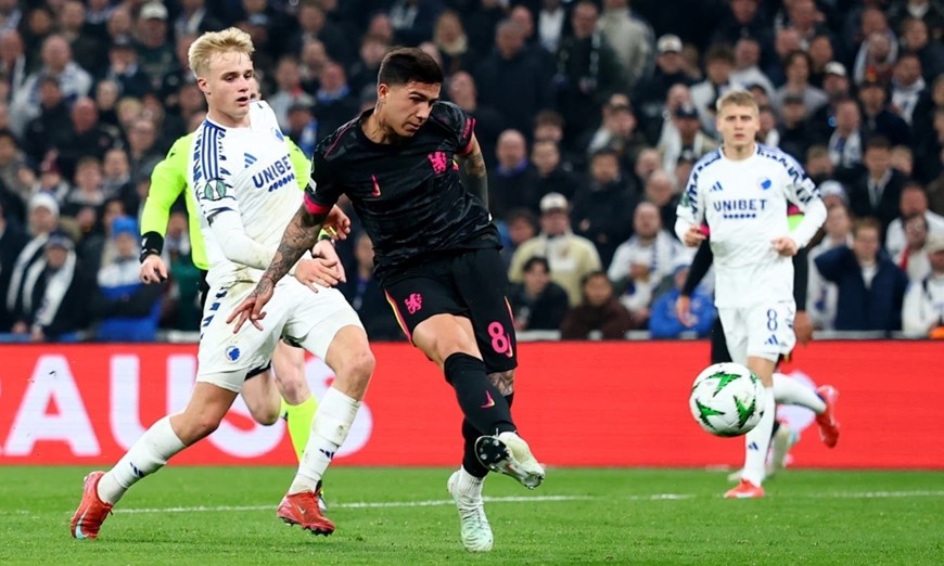 Enzo Fernandez (số 8) nâng tỷ số lên 2-0 cho Chelsea ở phút 65. Ảnh: theguardian.com