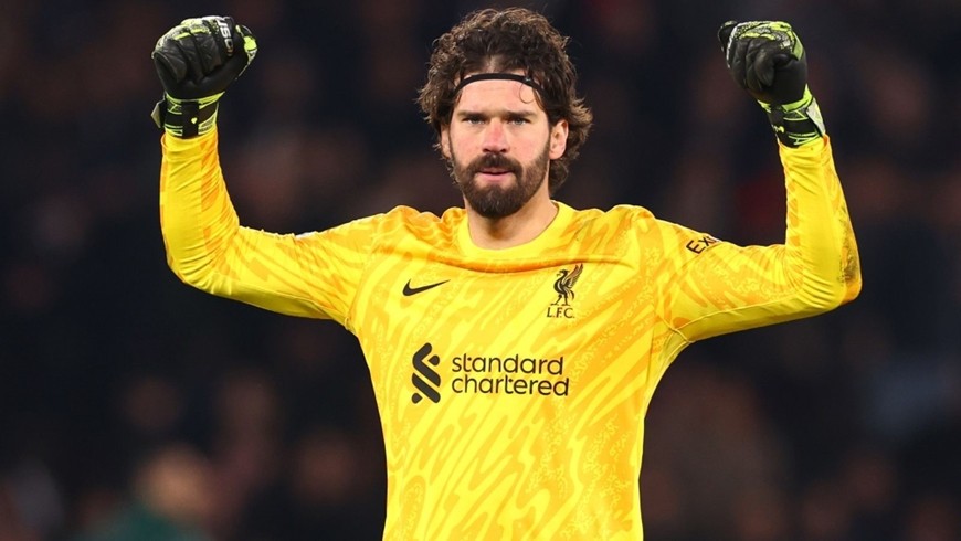 Alisson tỏa sáng rực rỡ, góp công lớn trong chiến thắng của Liverpool ngay trên sân của PSG. Ảnh: skysports.com 