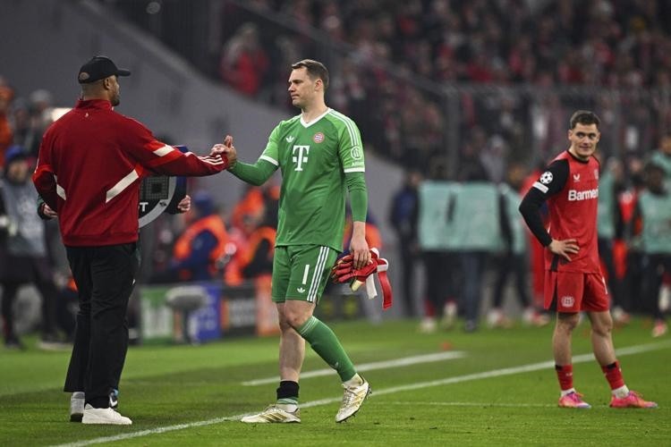 Thủ thành Manuel Neuer (Bayern Munich) đã phải rời sân ở phút 58 vì chấn thương hy hữu.