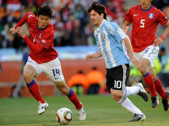 Lee Jung-soo kèm Messi ở World Cup 2010.