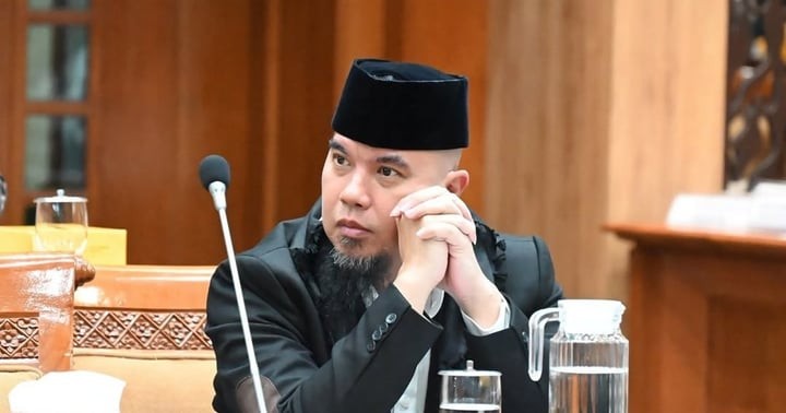  Ahmad Dhani, thành viên của Ủy ban X của Hạ viện Indonesia, có phát biểu gây tranh cãi về việc nhập tịch cầu thủ 