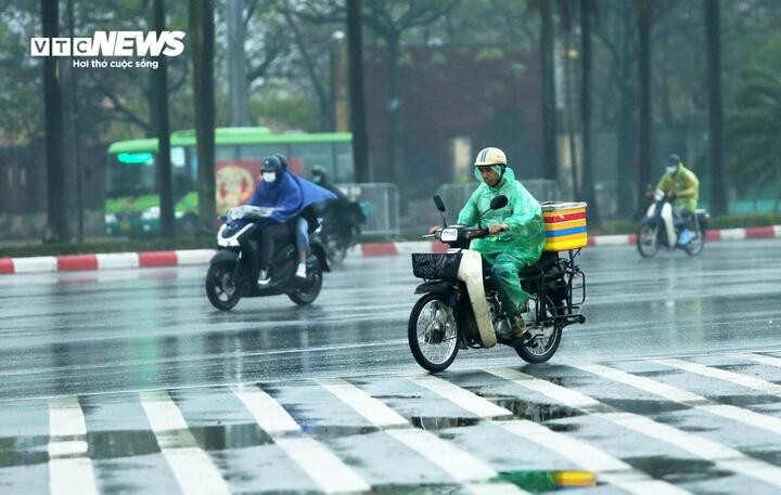 Miền Bắc mưa phùn, nồm ẩm trở lại sau những ngày rét đậm, rét hại. (Ảnh minh hoạ: Ngô Nhung)