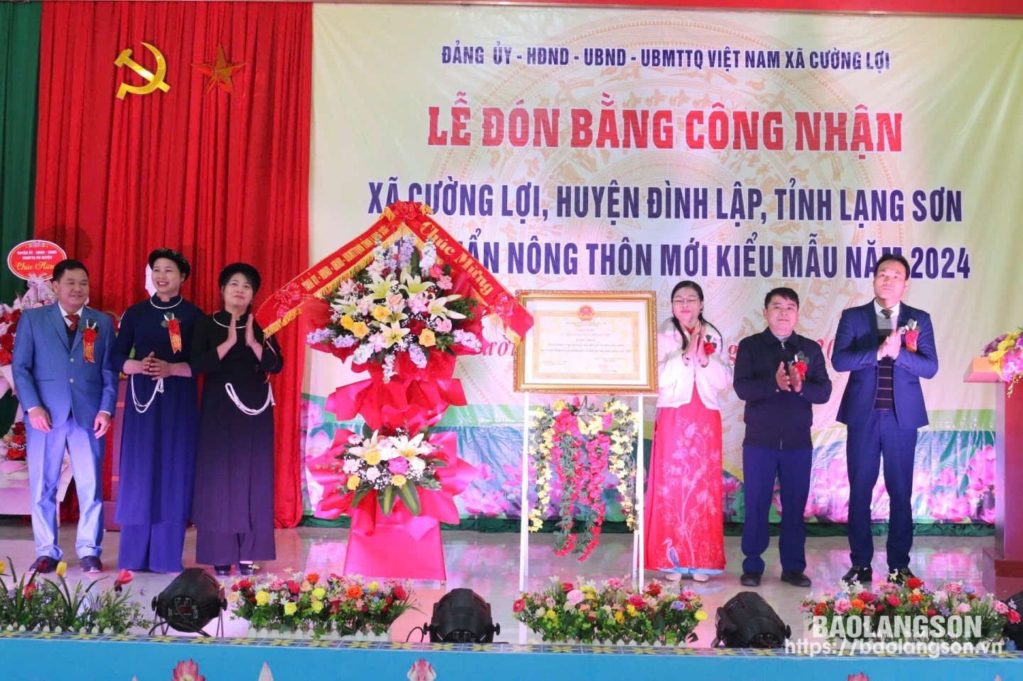 Lãnh đạo Sở Nông nghiệp và Môi trường trao bằng công nhận xã đạt chuẩn NTM kiểu mẫu và tặng hoa chúc mừng cho đại diện xã Cường Lợi 