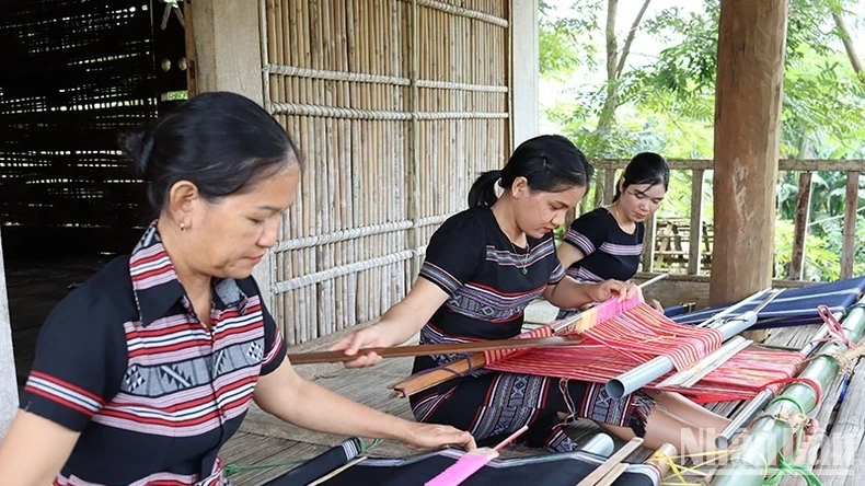 Di sản nghề dệt thổ cẩm ở Làng Teng, xã Ba Thành là niềm tự hào của đồng bào dân tộc Hrê ở huyện miền núi Ba Tơ anh hùng.