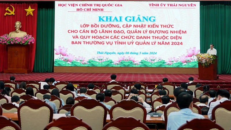 Các học viên tham dự Lớp bồi dưỡng, cập nhật kiến thức cho cán bộ lãnh đạo, quản lý đương nhiệm và quy hoạch các chức danh thuộc diện Ban Thường vụ Tỉnh ủy Thái Nguyên quản lý. (Ảnh THU HƯƠNG)