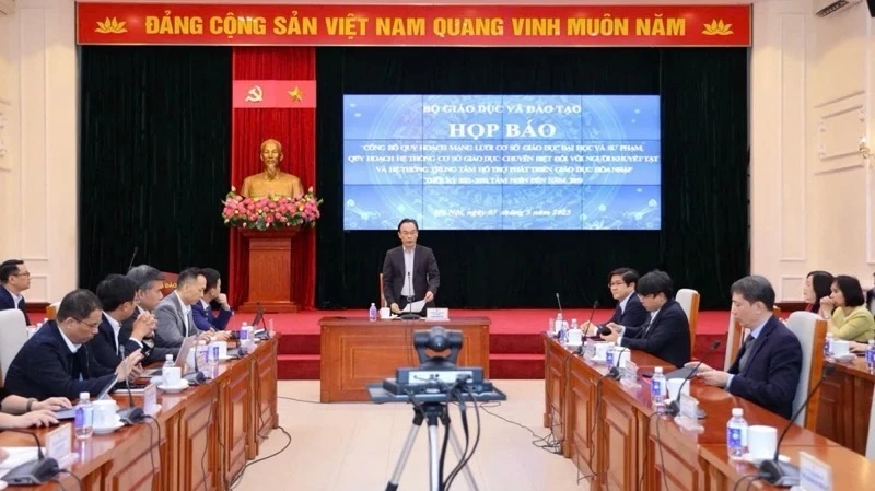 Quang cảnh họp báo (MOET).