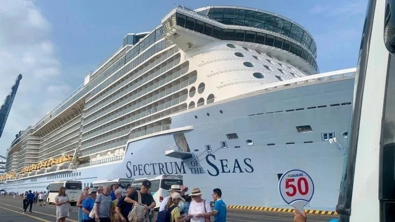 Tàu biển quốc tế Spectrum of the Seas chở hơn 4.000 du khách đa quốc tịch đã cập cảng Tân Cảng-Cái Mép, thị xã Phú Mỹ (Bà Rịa-Vũng Tàu), sáng 20/2/2024.