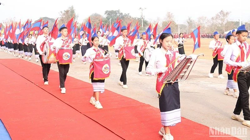 Thanh thiếu niên Lào diễu hành tại lễ hội. (Ảnh: Hải Tiến)