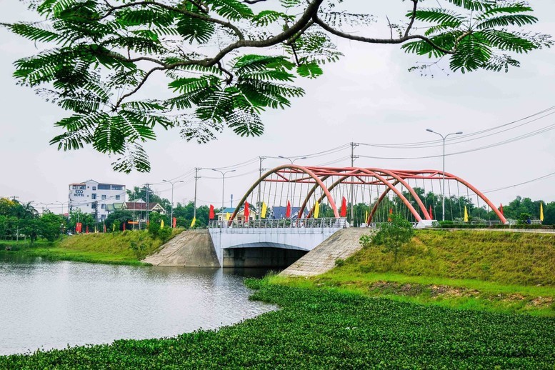 Hệ thống giao thông qua hồ Khe Chè, huyện Hải Lăng được đầu tư đồng bộ - Ảnh: Báo Quảng Trị