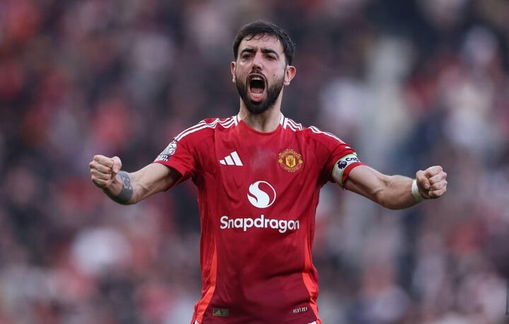 Bruno Fernandes mở tỷ số bằng cú đá phạt đẹp mắt.