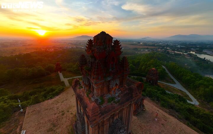 Tháp Bánh Ít (huyện Tuy Phước, Bình Định) là một trong những điểm đến của tour 