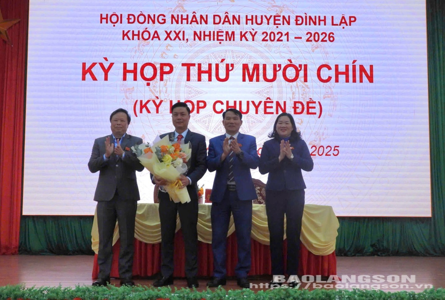 Các đồng chí Thường trực HĐND huyện tặng hoa chúc mừng đồng chí tân Chủ tịch UBND huyện