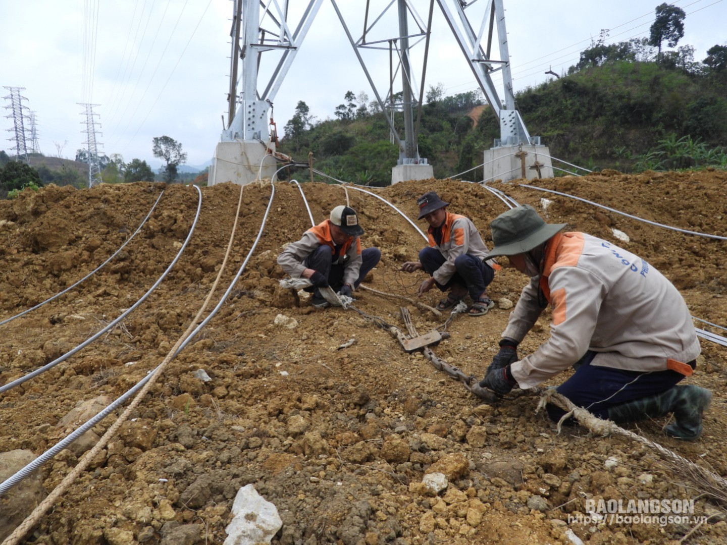 Công nhân công ty trách nhiệm hữu hạn Phương Hạnh tác nghiệp kỹ thuật kéo đường dây 110 kv tại xã Phú Xá, huyện Cao Lộc