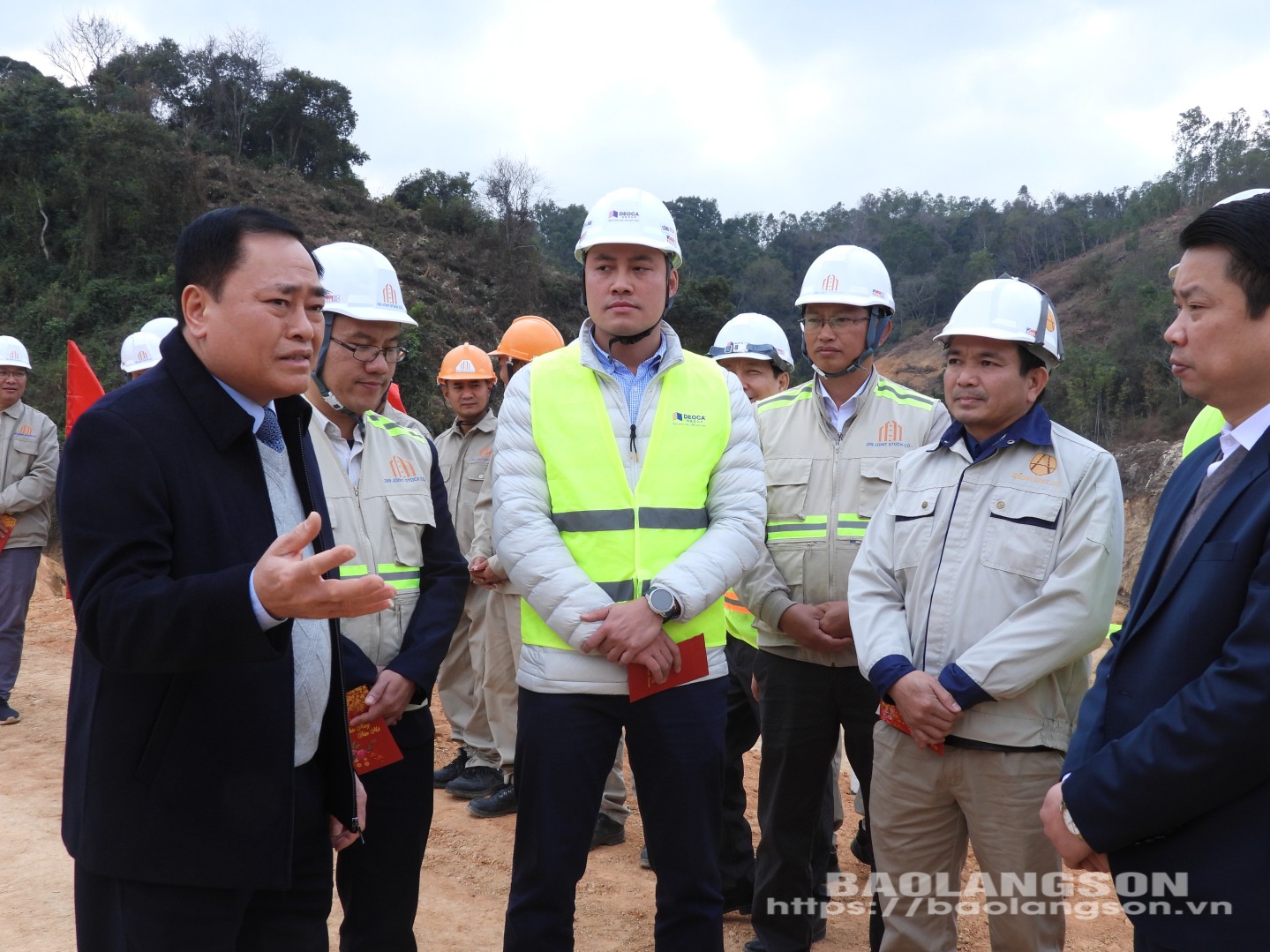 Đồng chí Hồ Tiến Thiệu, Chủ tịch UBND tỉnh chỉ đạo đẩy nhanh tiến độ thi công tuyến cao tốc cửa khẩu Hữu Nghị -Chi Lăng tại một cuộc kiểm tra dự án đầu năm 2025