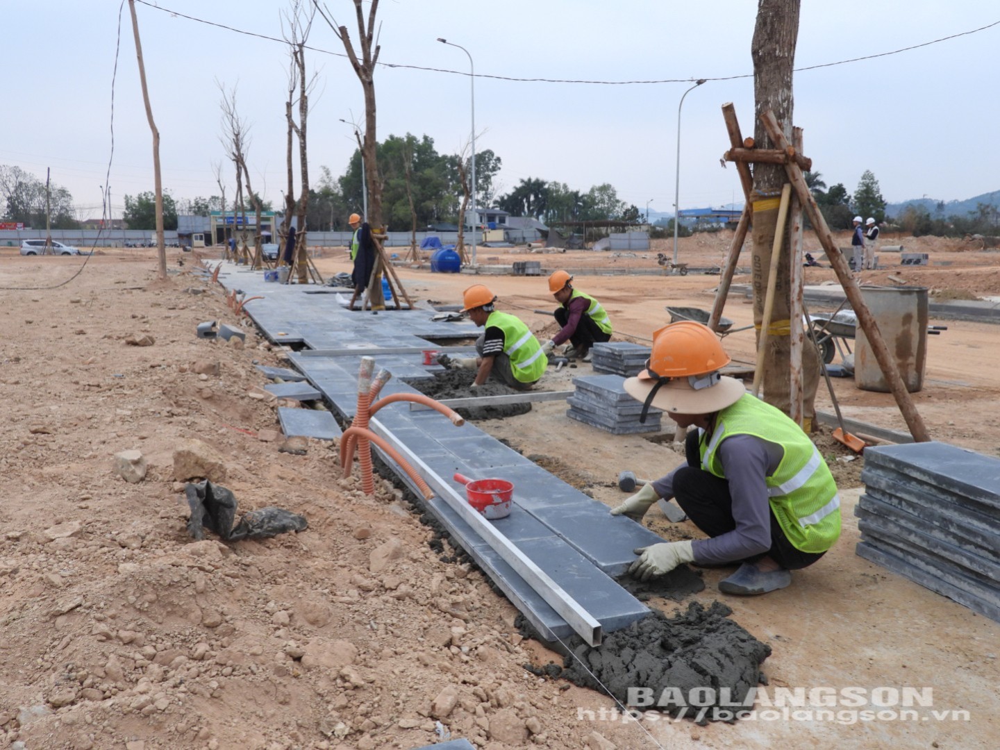 Nhà thầu tập trung hoàn thiện hạng mục vỉa hè khu tái định cư dự án khu đô thị mới huyện Hữu Lũng 