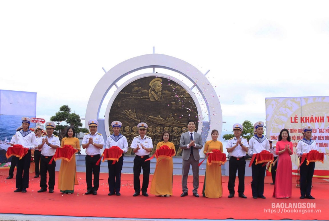  Cắt băng khánh thành bức phù điêu “Bác Hồ với bộ đội Hải quân”-công trình chào mừng đại hội đảng các cấp 