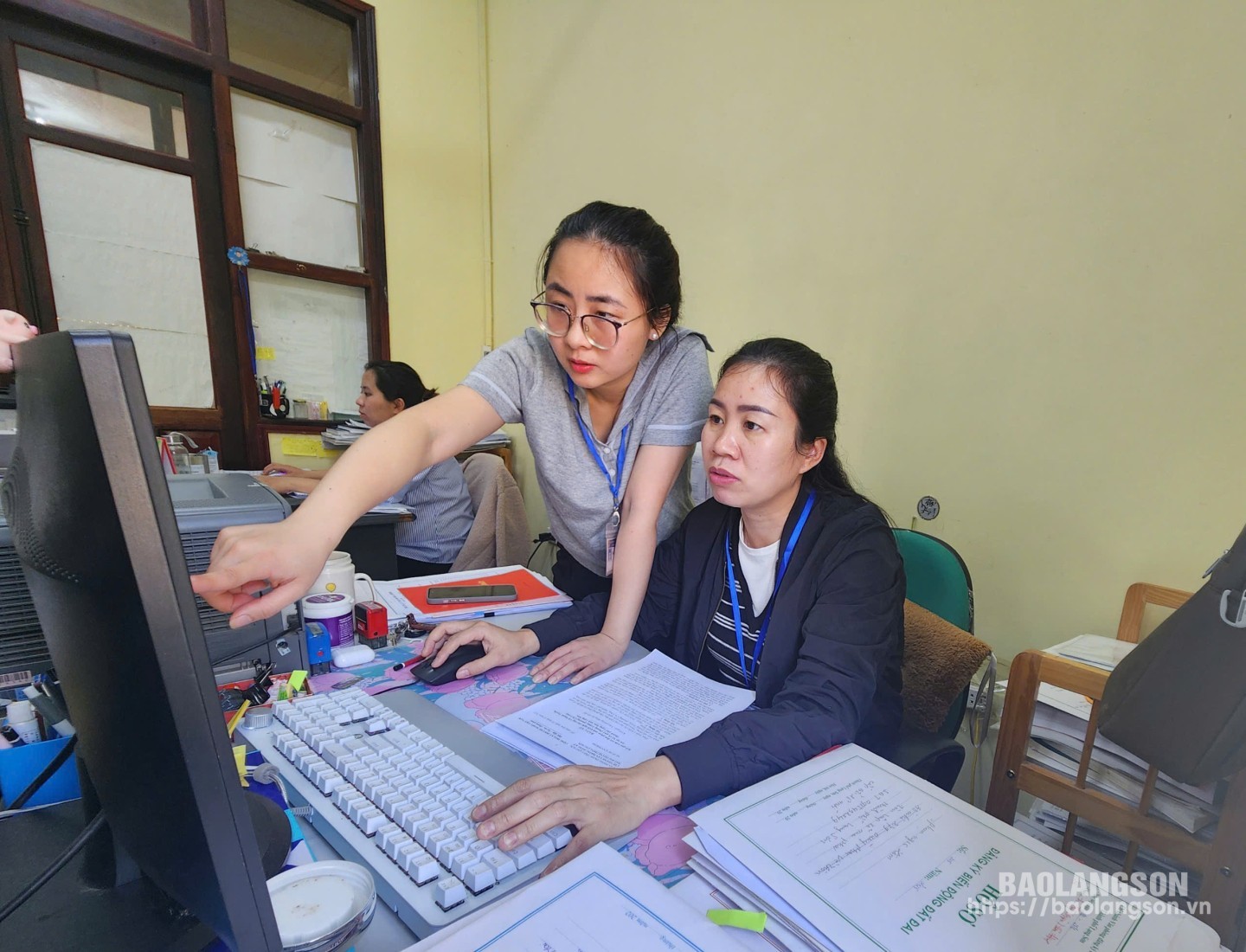 Cán bộ Chi nhánh VPĐKĐĐ thành phố trao đổi, giải quyết TTHC cho người dân trên phần mềm iLIS