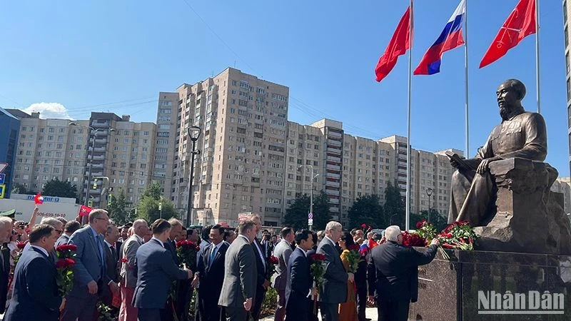 Bạn bè Nga đặt hoa tại Tượng đài Chủ tịch Hồ Chí Minh ở thành phố Saint Petersburg tại lễ khánh thành tháng 6/2023. (Ảnh: XUÂN HƯNG)