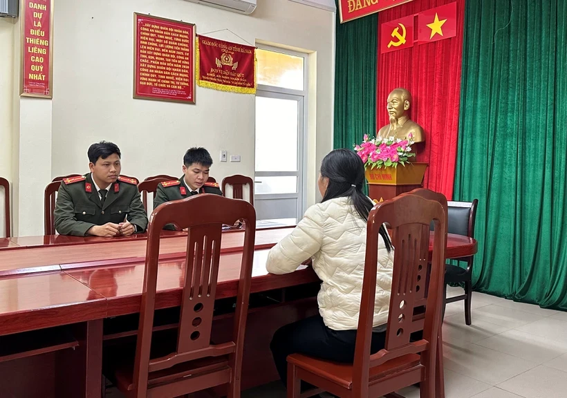 Phòng An ninh mạng và phòng chống tội phạm sử dụng công nghệ cao làm việc với trường hợp đăng tải thông tin báo chốt của lực lượng Cảnh sát Giao thông trên địa bàn. (Nguồn: Công an tỉnh Hà Nam)