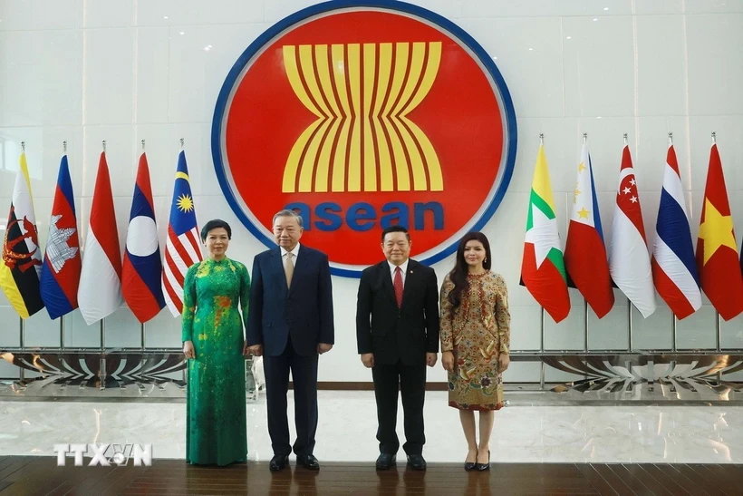 Tổng Bí thư Tô Lâm và Phu nhân cùng Tổng Thư ký ASEAN Kao Kim Hourn và Phu nhân tại Trụ sở Ban Thư ký ASEAN, sáng 10/3/2025. (Ảnh: Thống Nhất/TTXVN)