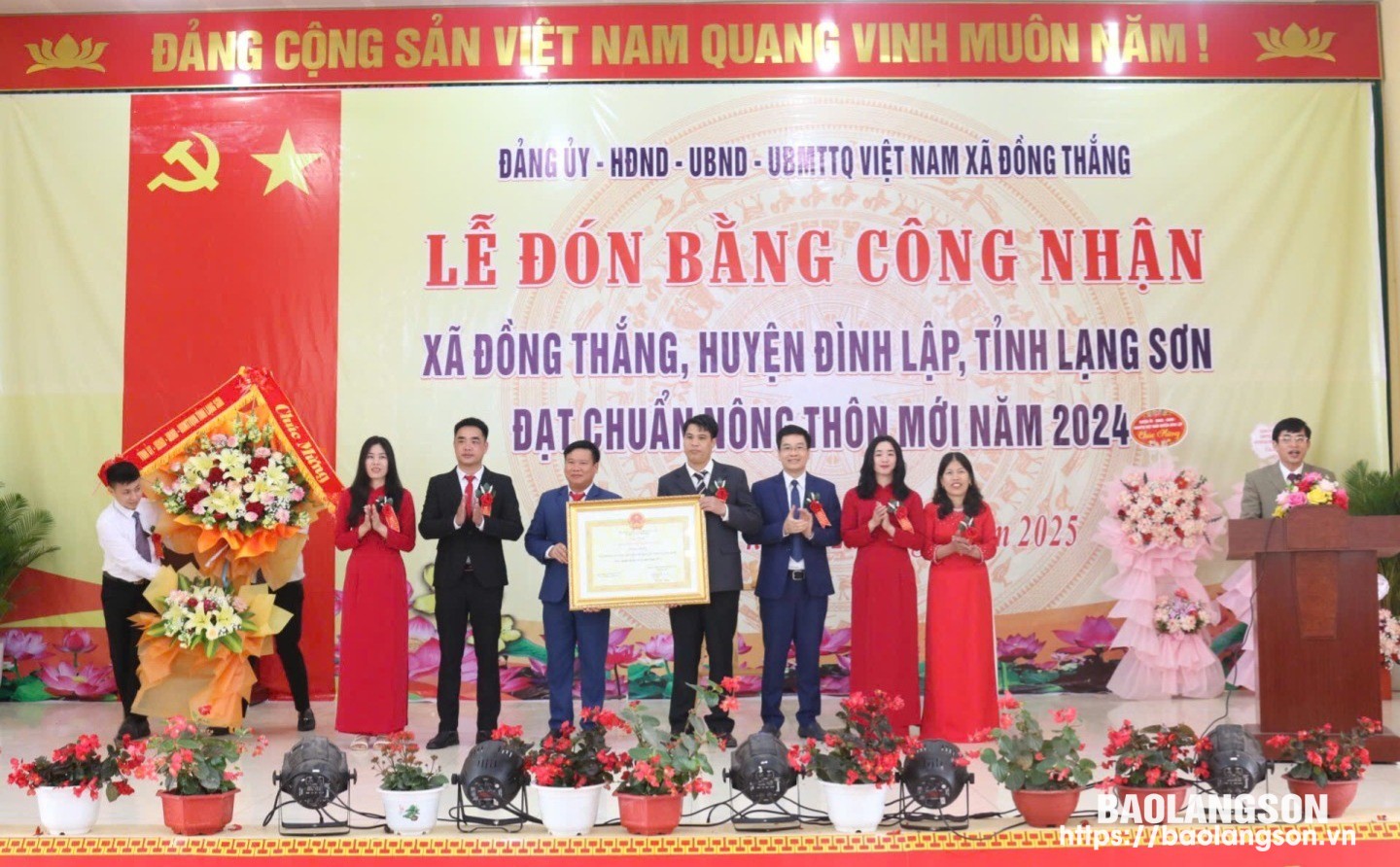 Lãnh đạo Sở Nông nghiệp và Môi trường trao bằng công nhận xã đạt chuẩn NTM cho đại diện xã Đồng Thắng