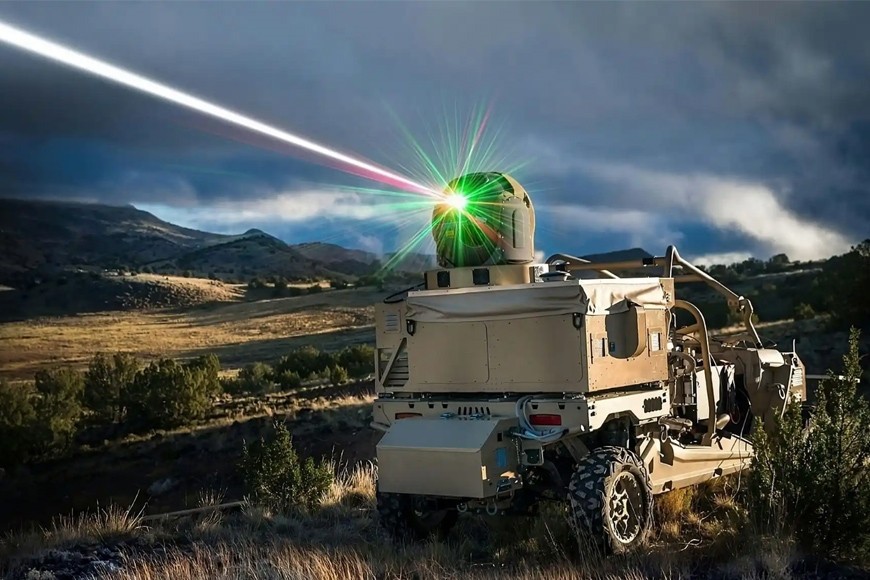 Vũ khí laser được lắp đặt trên một thiết bị không người lái do nhà thầu quốc phòng Raytheon của Mỹ phát triển. Ảnh: Rona Militar