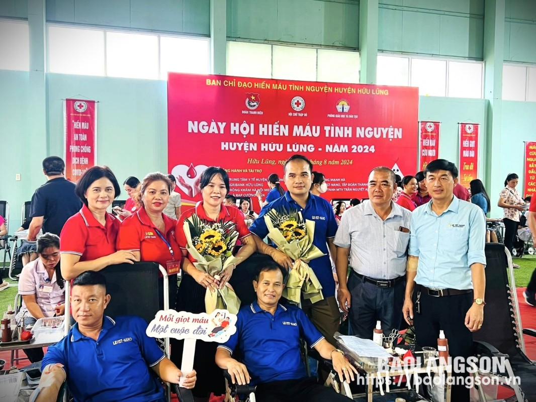 Lãnh đạo Hội Chữ thập đỏ tỉnh và Hội Chữ thập đỏ huyện Hữu Lũng thăm, động viên tình nguyện viên Hữu Lũng tham gia hiến máu tình nguyện